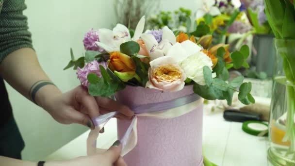 Florist creating a bouquet in the box in the shop — Stock Video