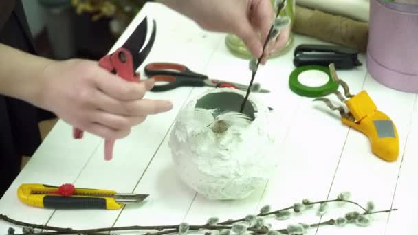 花店在石膏壶制作一束 — 图库视频影像