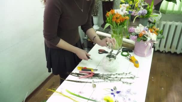 テーブルにジェッソ鍋に花束を作る花屋 — ストック動画
