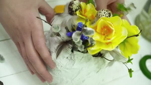 Bloemist het maken van een boeket met gele bloemen in de gesso pot op tafel — Stockvideo