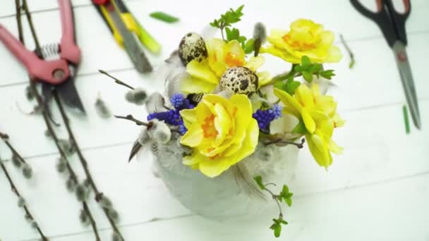Florist macht einen Strauß mit gelben Blumen im Gesso-Topf auf dem Holztisch — Stockvideo