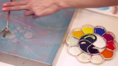 Bir sanatçı boya ebru resim yavaş hareket oluşturma su içine damla