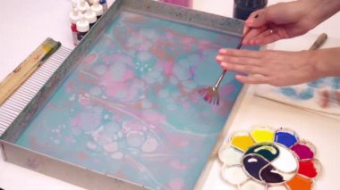 Boya ebru resim yavaş hareket oluşturma su içine atılan bir sanatçı