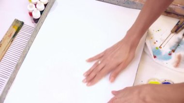 Bir sanatçı nakletmek kağıdın içine ebru boyama