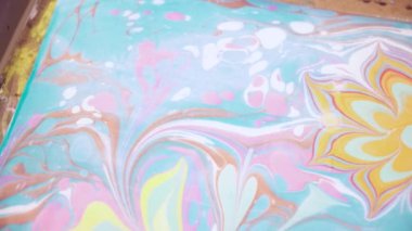 Kağıt üzerine ebru boyama closeup