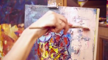 Resim üzerine yağlıboya fırçası ile paining kadın sanatçı