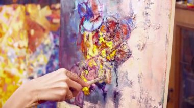 Fırça closeup ile tuval üzerine resim paining kadın sanatçı