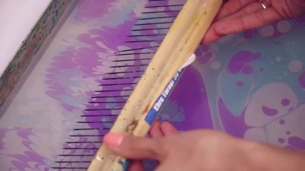 Création de la peinture violette en utilisant la technique ebru — Video