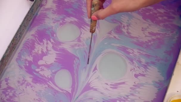 Creación de pintura utilizando la técnica ebru de primer plano — Vídeos de Stock