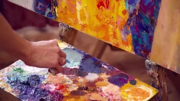 Nő művész falfestmények a vásznon — Stock videók