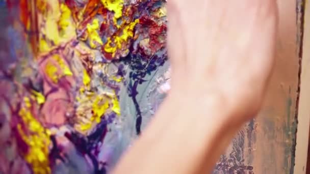 Femme artiste peinture image sur la toile — Video