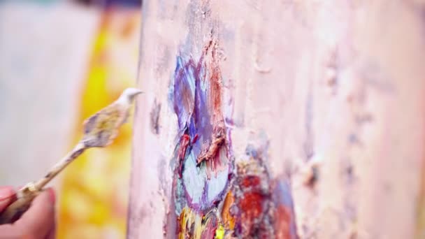 L'artista che dipinge quadro colorato sulla tela — Video Stock