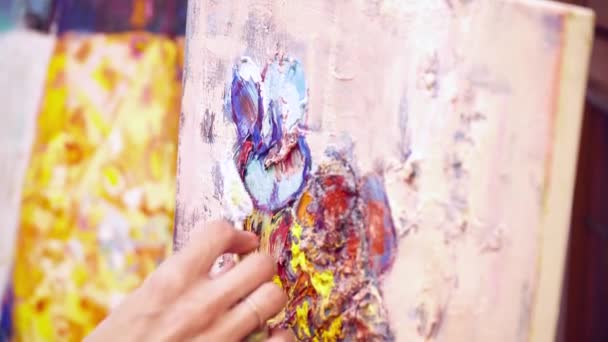 Gros plan de la main des artistes peignant image colorée sur la toile — Video