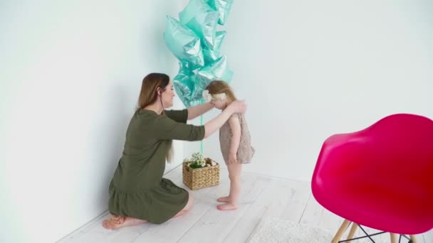 Мама играет со своей дочерью с шариками — стоковое видео