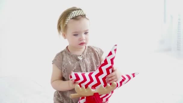 Молода мати грає зі своєю маленькою донькою в кімнаті з зірковою іграшкою — стокове відео