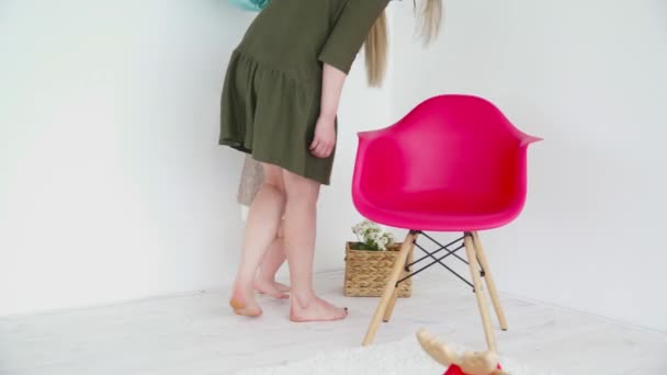 Jovem mãe brincando com sua pequena filha bebê no quarto — Vídeo de Stock