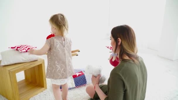 Mãe brincando com sua filha bebê pequeno no quarto — Vídeo de Stock