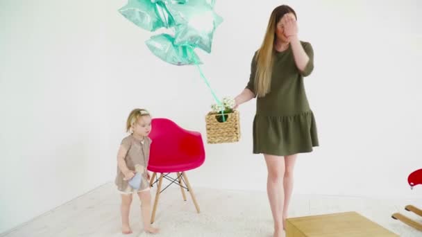 Vackra mamma leker med hennes små baby dotter i rummet — Stockvideo