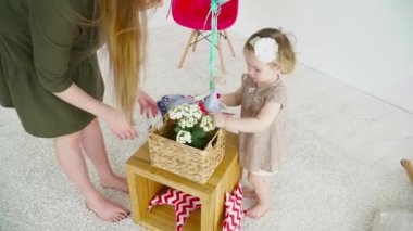 Oda portre onun annesi ile oynarken küçük bebek kız