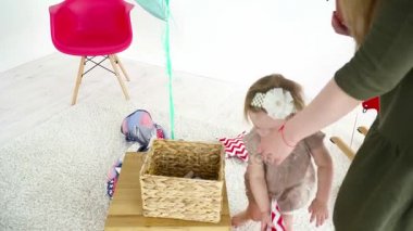 Küçük bebek kız Oda portre onun annesi ile oynamaktan