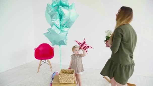 Lilla baby flicka leker med hennes vackra mor i rummet närbild — Stockvideo