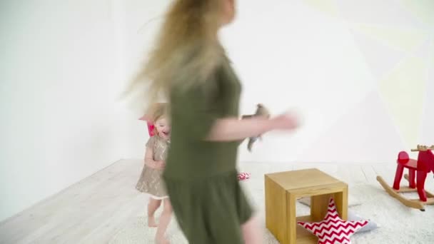 Mutter und Tochter rennen durch das Zimmer — Stockvideo