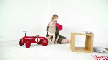 Şirin Bebek kız halı oyuncaklar ile oynama