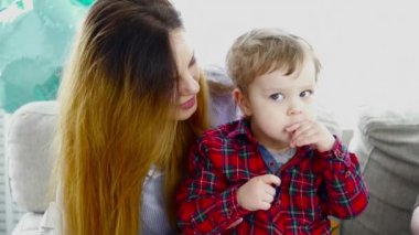 İki anne çocuklarını besleme kanepede oturan