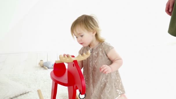 Kleines Mädchen spielt mit dem Spielzeug im Zimmer — Stockvideo