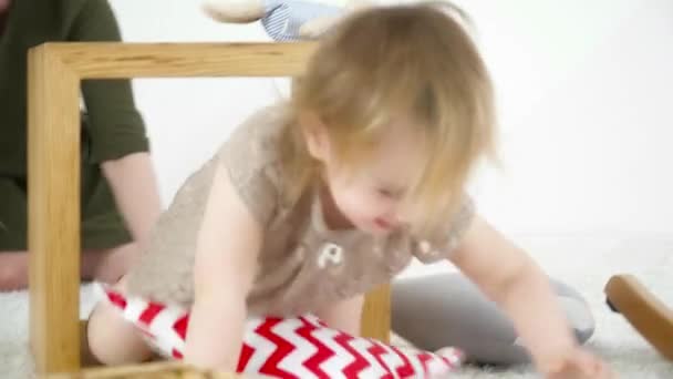 Niedliches Baby Mädchen spielt auf dem Teppich Nahaufnahme — Stockvideo