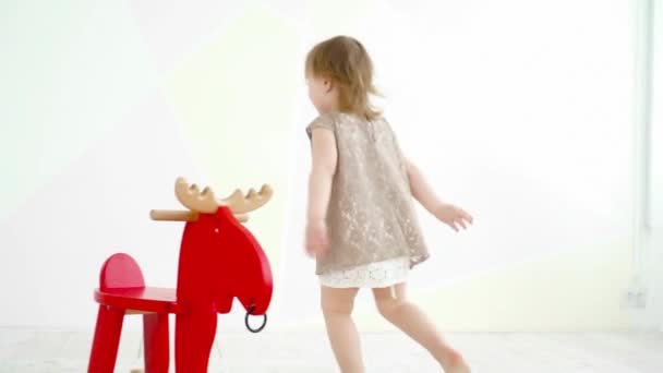 Menina pequena bebê se divertindo com sua mãe no quarto câmera lenta — Vídeo de Stock