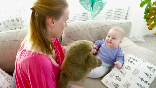 グッズのクローズ アップと彼女の 6 ヶ月の息子と遊ぶ若い母親 — ストック動画