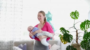 6 ay oğlunu odada ile oynarken oldukça anne