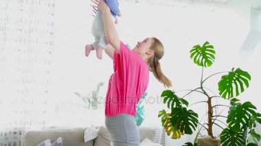 Onu oturma ağır çekimde kusmak 6 ay oğlu ile oynarken oldukça anne