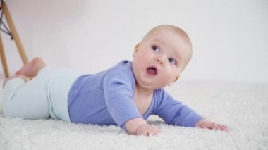 Çok güzel bir bebek çocuk 6 aylık halı closeup döşeme