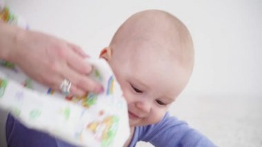 Oldukça sevimli bebek çocuk 6 aylık halı closeup döşeme