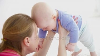 Onu 6 aylık bebek çocukla oynayan genç anne