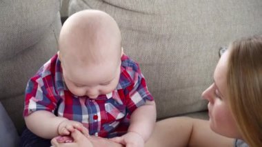 6 aylık oğluyla birlikte oynayan genç anne