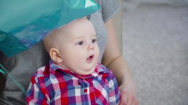 Genç anne baloons closeup ile 6 aylık oğluyla oynamaya