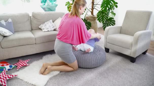 Jovem mãe brincando com seu filho de 6 meses na sala — Vídeo de Stock