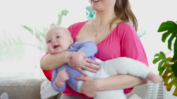 Bonita mãe brincando com seu filho de 6 meses na sala closeup câmera lenta — Vídeo de Stock