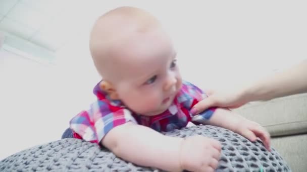 Annesi onu 6 ay bebek çocuk portre açmak için yardım — Stok video