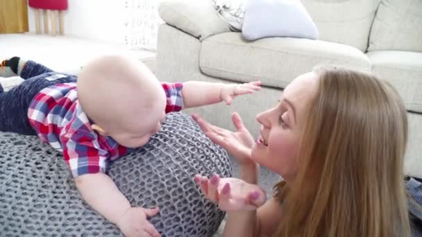 Νεαρή μητέρα βοηθήσει το αγόρι μωρό 6 μηνών να γυρίσει κινηματογράφηση σε πρώτο πλάνο — Αρχείο Βίντεο