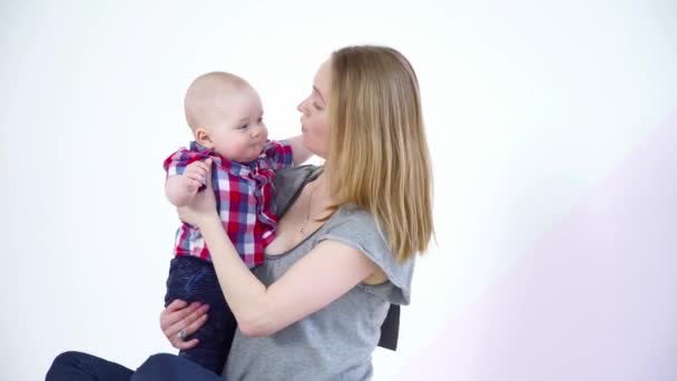 Jonge moeder met haar kleine zoontje op haar handen — Stockvideo