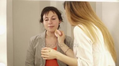 Bir kadın için makyaj yapma makyaj sanatçısı