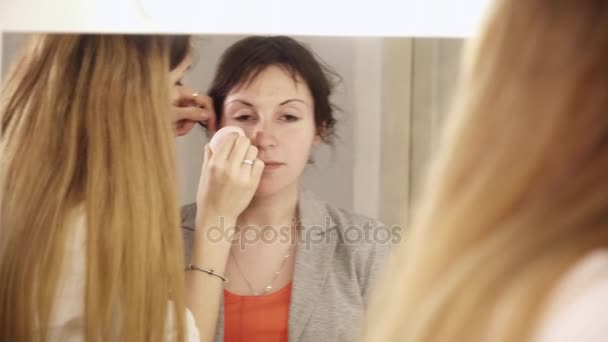 Maquiagem artista fazendo a maquiagem — Vídeo de Stock
