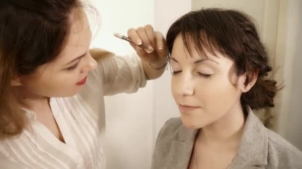 Processo de criação de maquiagem para uma jovem — Vídeo de Stock