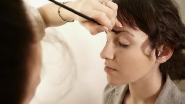 Makyöz makyaj genç bir kadın için oluşturma