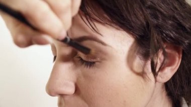 Göz gölgeler closeup uygulama makyaj sanatçısı