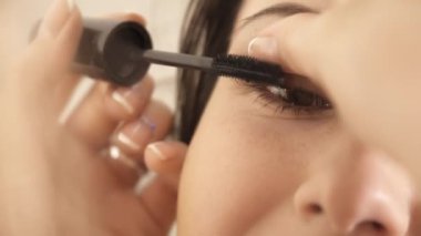 Kadının göz closeup için göz rimel uygulamak
